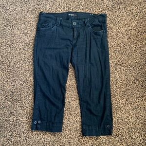 Black jean Capri with bow pockets.